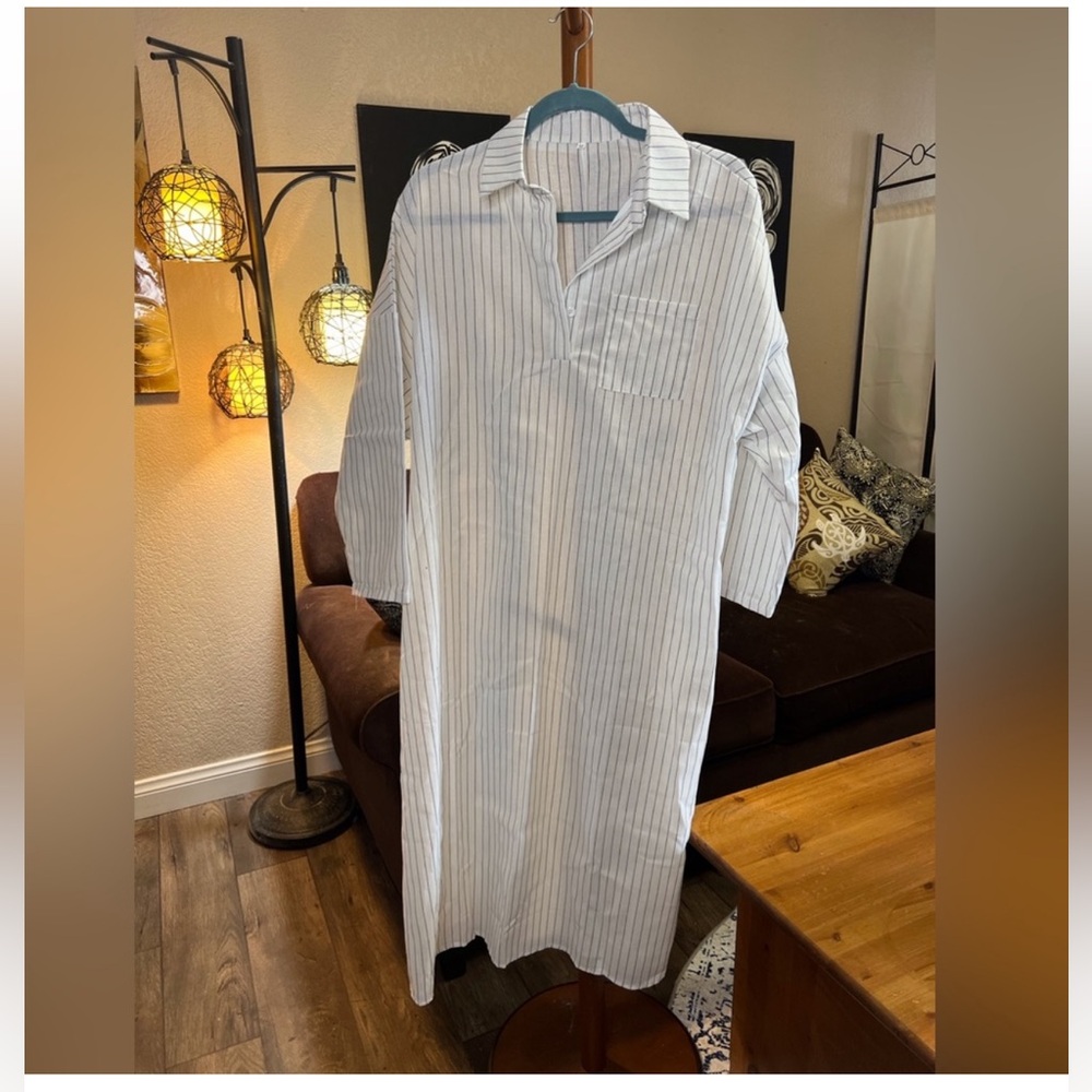 NWOT Beautiful Bohemian Long Sleeve White/ Gray
Stripes Shirt Dress Size Medium